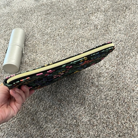 NWOT Day Designer Accessory Flower Pouch - Picture 6 of 9